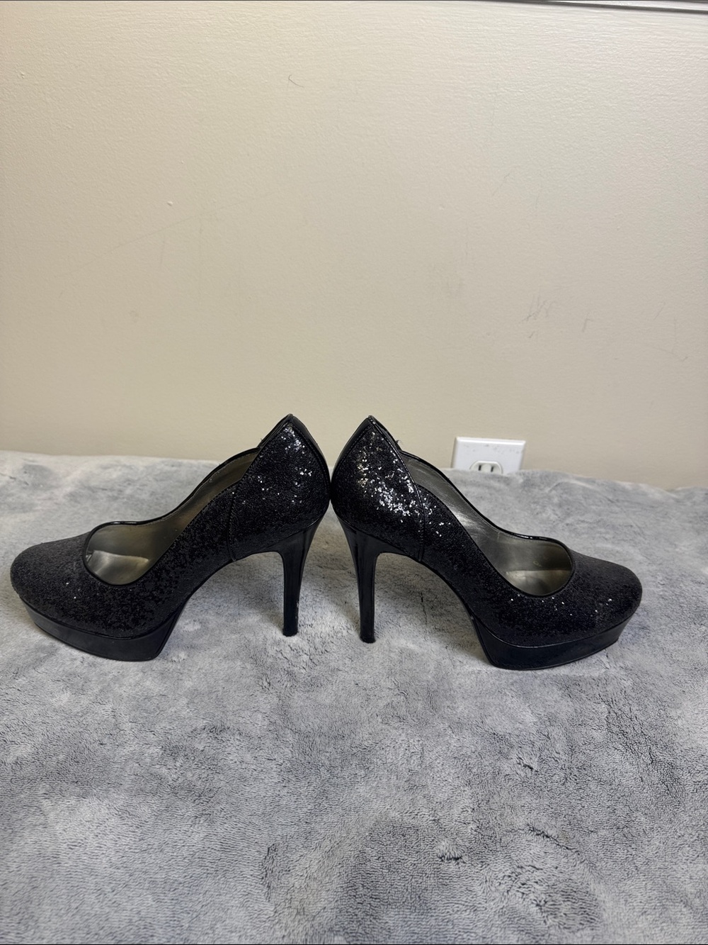 Guess Black Glitter Sparkly Platform Pumps Heels (Size 6.5) - Picture 6 of 12